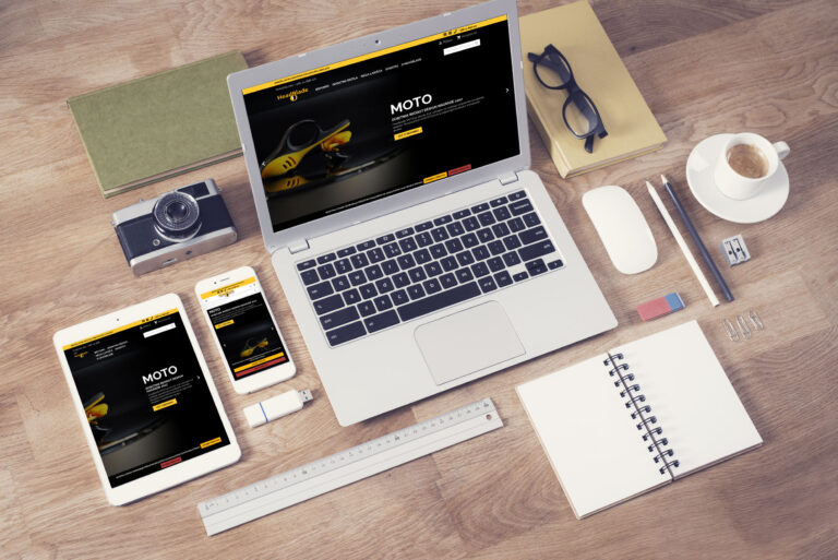 Spletna stran HeadBlade.si prikazana na zaslonu prenosnega računalnika in telefona.